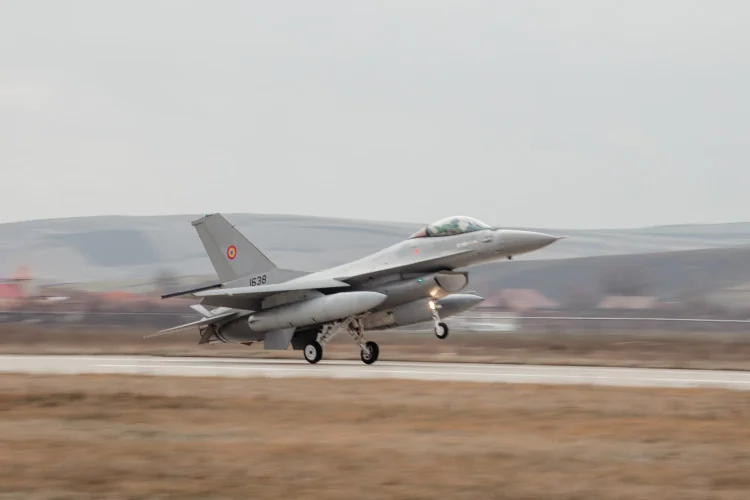 Румунський винищувач F-16 злітає з аеродрому через загрозу з боку РФ