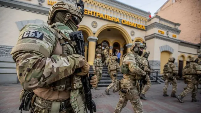 Бійці СБУ зі зброєю біля Центральної синагоги під час посилених перевірок