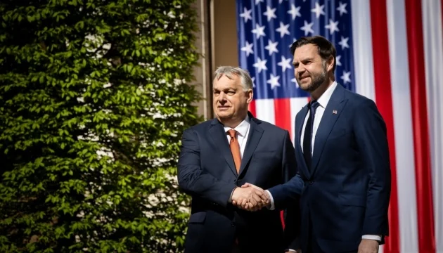 Віктор Орбан і Джей Ді Венс тиснуть руки на тлі прапора США