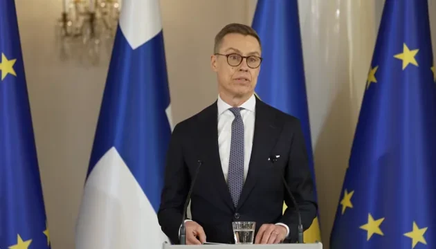Президент Фінляндії Стубб виступає щодо переговорів з Росією на тлі прапорів ЄС