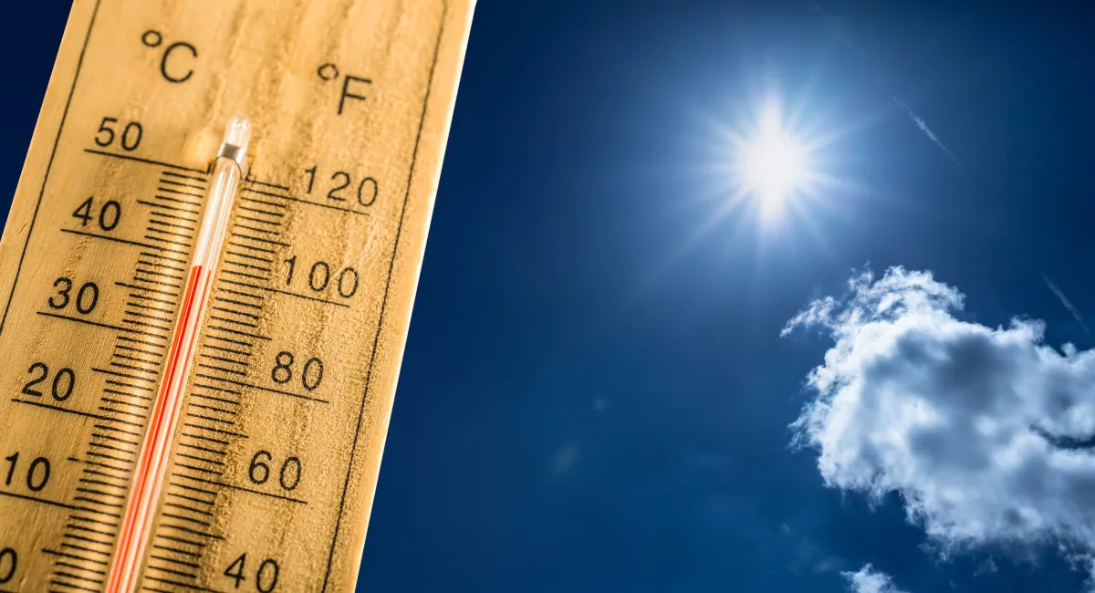 Термометр показує +30° тепла під яскравим сонцем без хмар