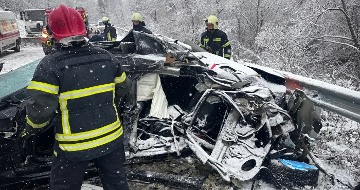 Рятувальники на місці ДТП з розбитим автомобілем у снігу