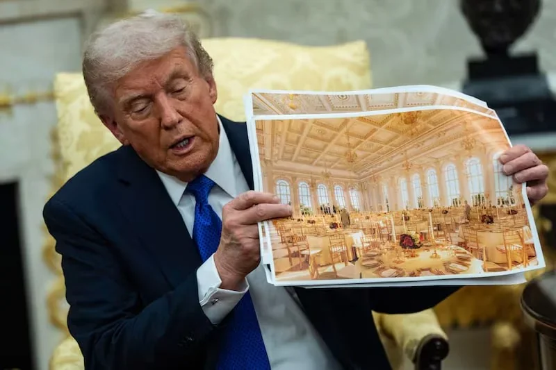 Дональд Трамп демонструє фото розкішної бальної зали Білого дому