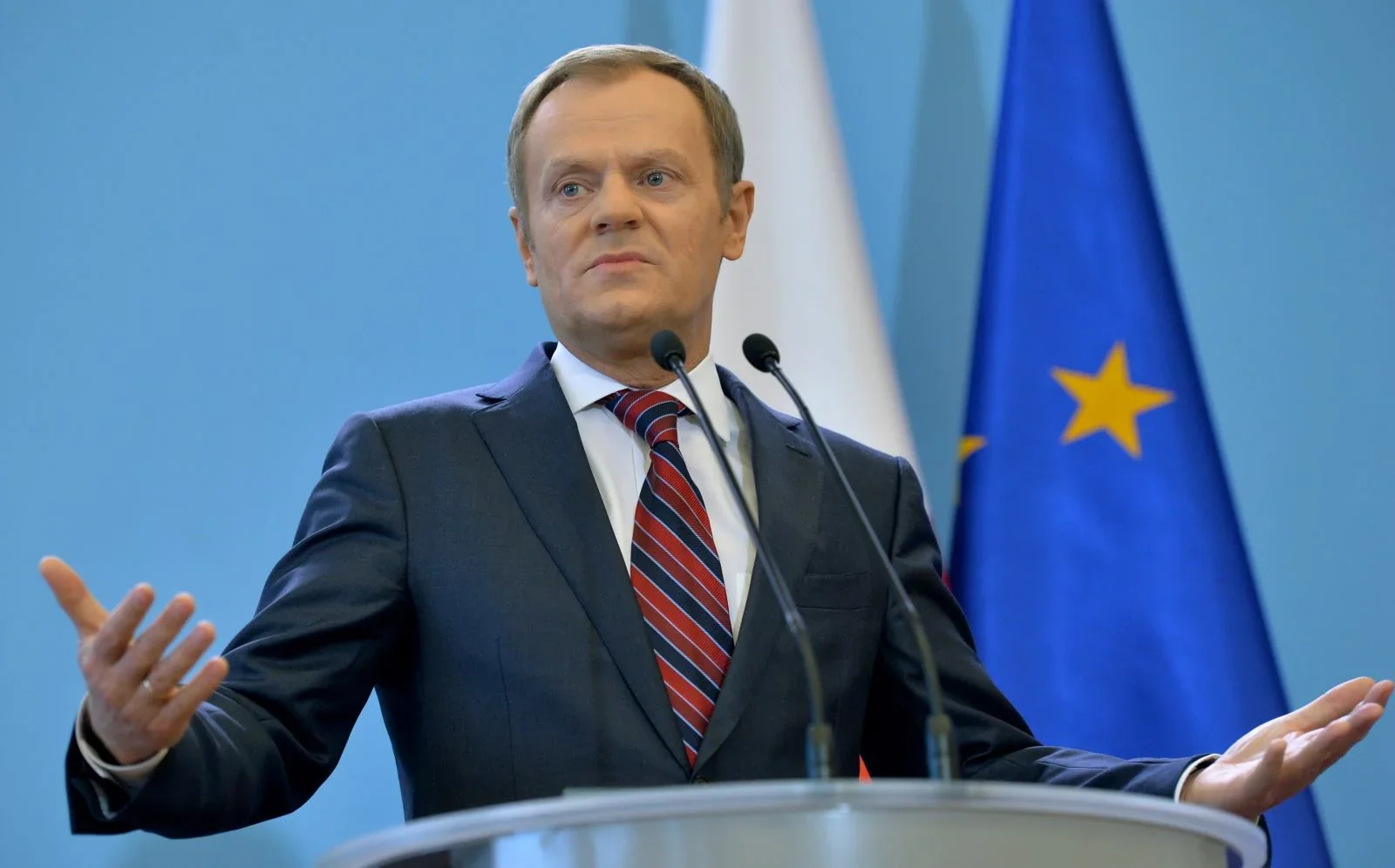 Дональд Туск закликає ЄС сприймати погрози Медведєва на тлі прапорів Польщі та ЄС
