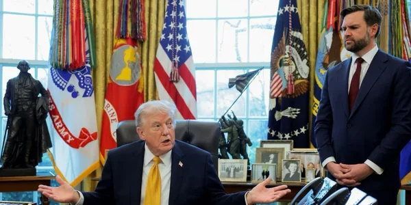 Дональд Трамп і Джей Ді Венс у Овальному кабінеті Білого дому
