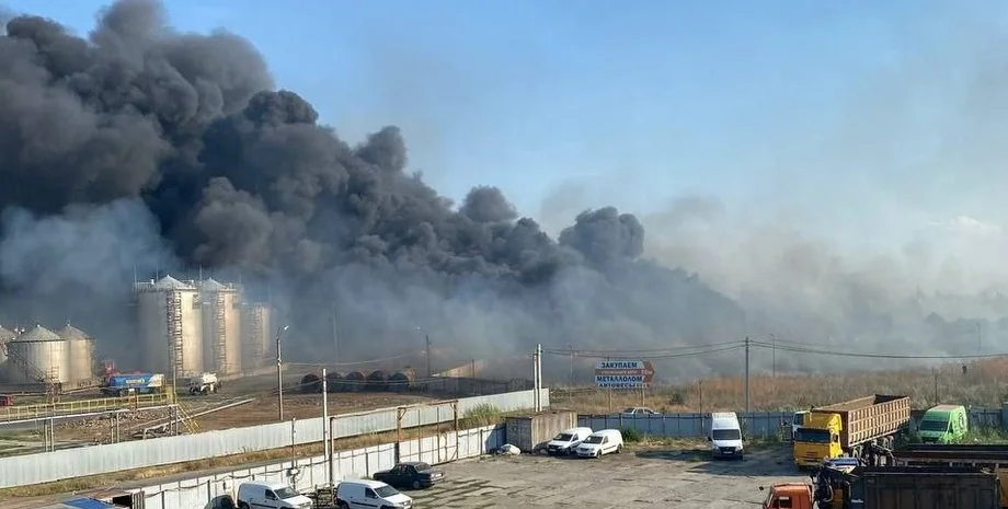 Пожежа на паливному сховищі в Матвєєво-Курганському районі Ростовської області після атаки дронів