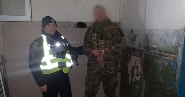 Поліцейський затримує дезертира в камуфляжі зі звязаними руками в Житомирі