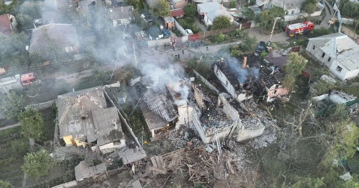 Зруйновані будинки в Дергачах після удару, працюють рятувальники та пожежні машини