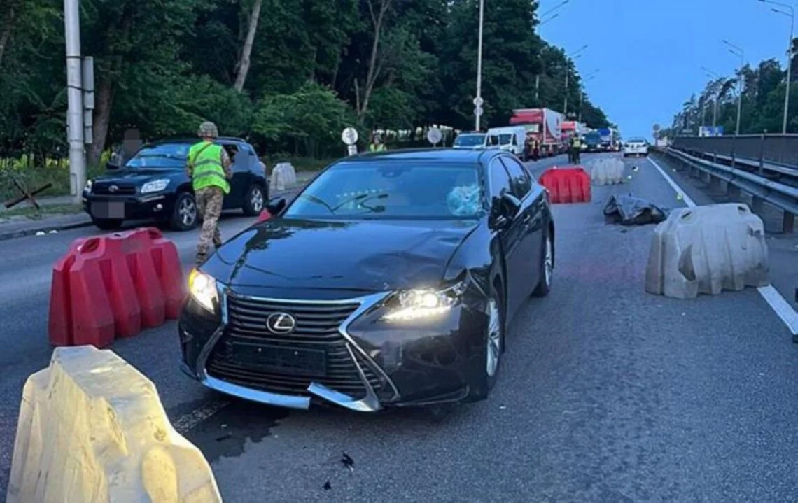 Пошкоджений Lexus на блокпості в Києві після смертельної ДТП