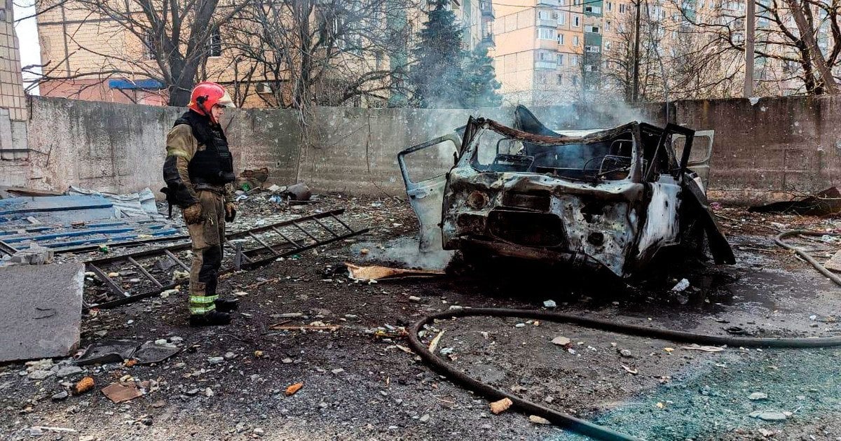 Пожежник біля згорілого автомобіля після удару по Кривому Рогу