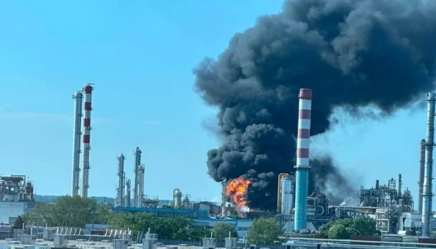 Вибух на нафтопереробному заводі MOL у Тисауйвароші з чорним димом і вогнем