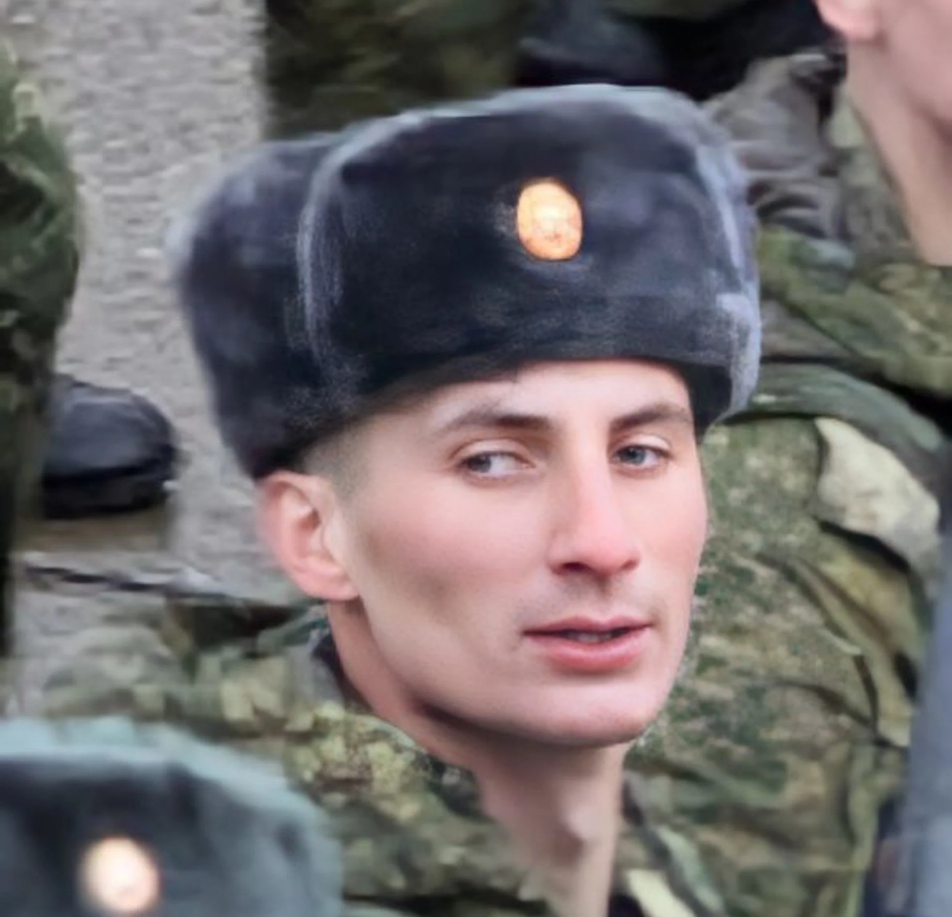 Російський військовий у камуфляжі та шапці-ушанці, причетний до катувань у Київській області
