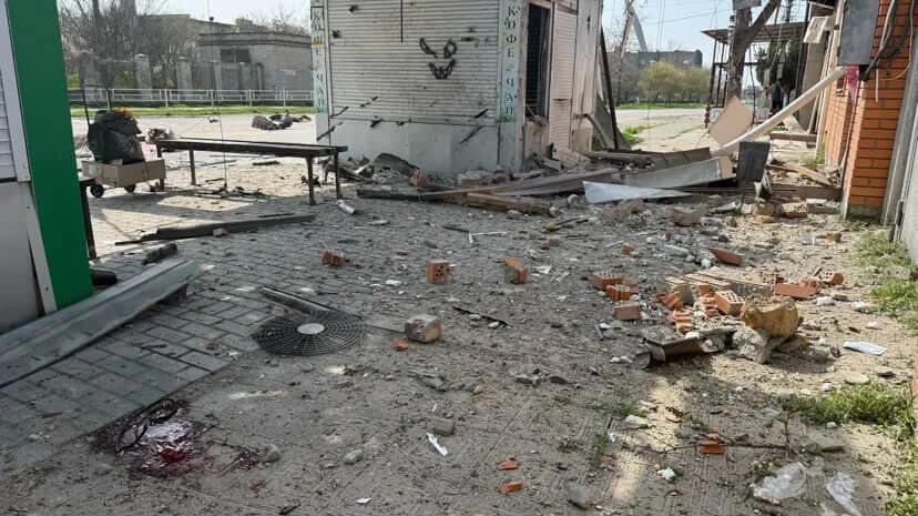 Наслідки артобстрілу в Приозерному: зруйнований будинок, уламки та кров на землі