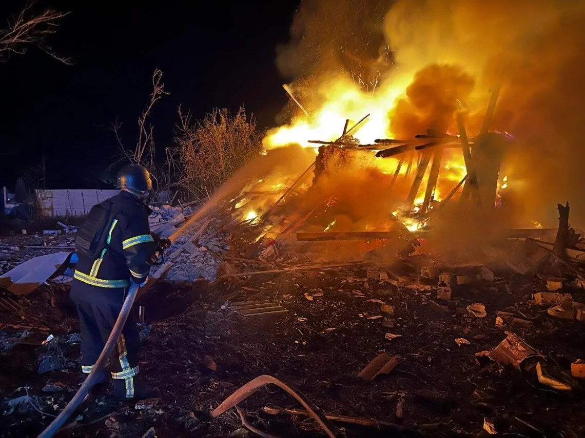 Пожежник гасить вогонь після удару РФ по Запоріжжю