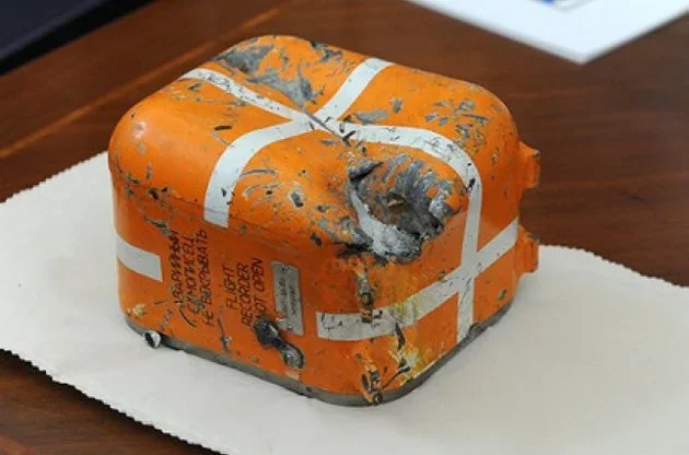 Пошкоджений бортовий самописець Су-24М після авіакатастрофи на Хмельниччині