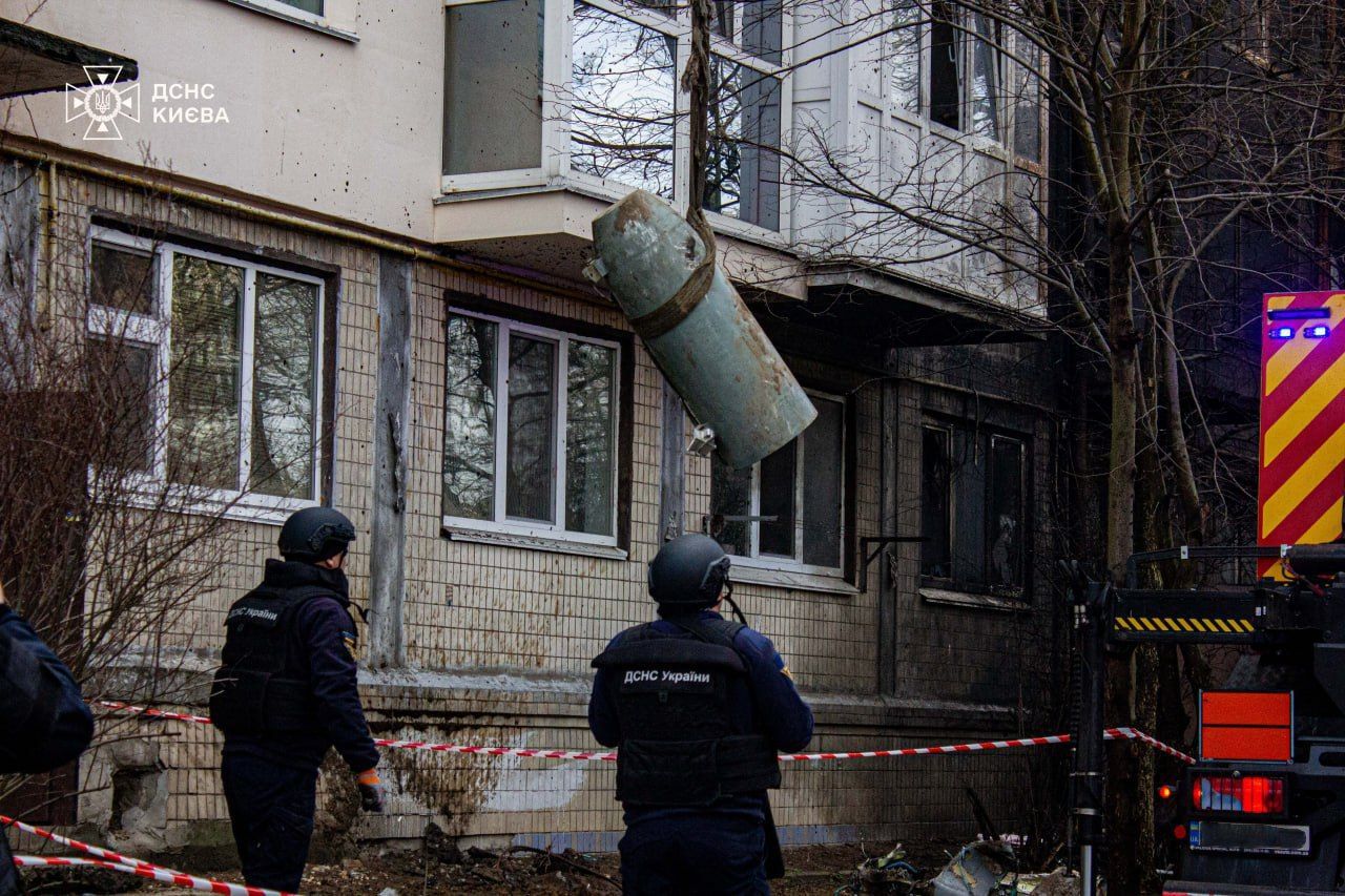 Бойова частина ракети в пошкодженій багатоповерхівці Дарницького району Києва