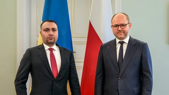 Кирило Буданов і Марцін Пшидач на зустрічі у Варшаві перед прапорами України та Польщі