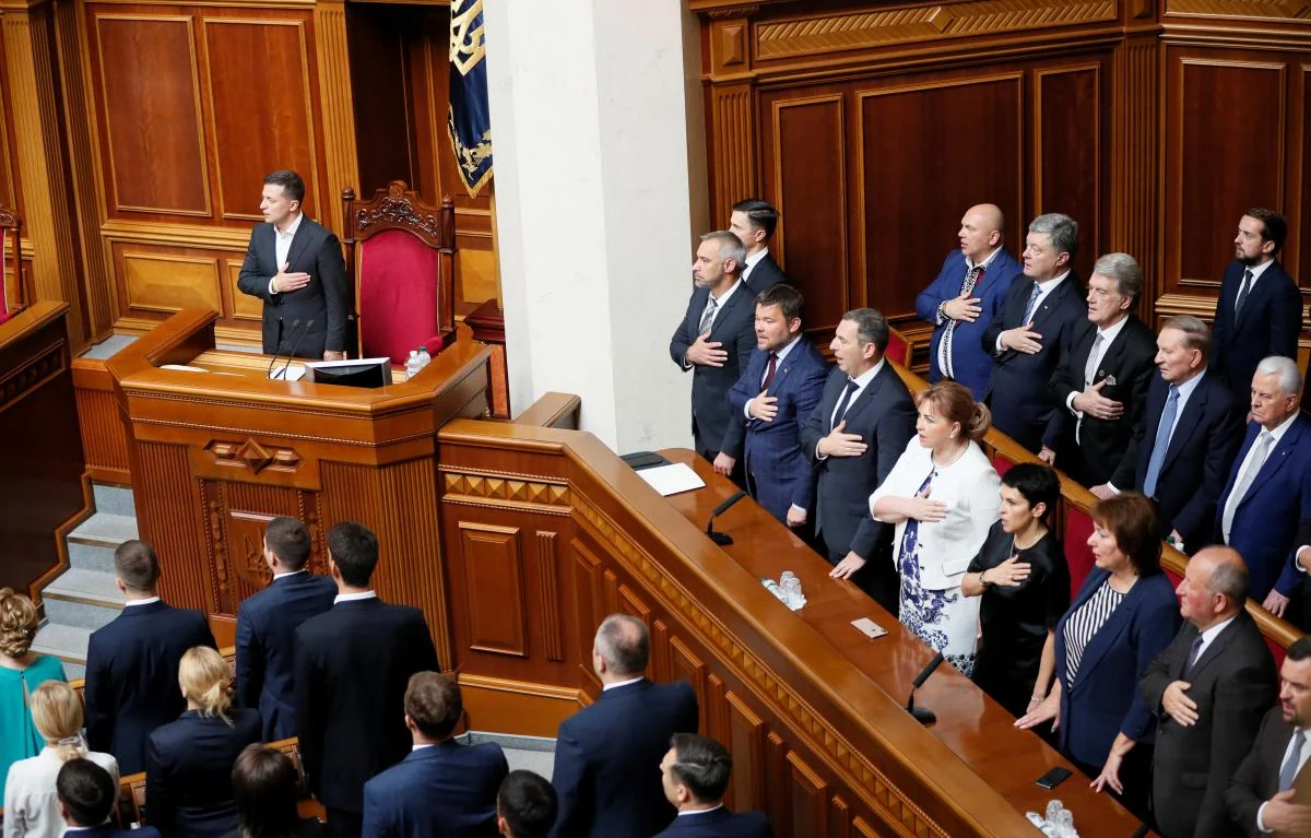 Депутати складають присягу в сесійній залі Верховної Ради під час вступу Давидюка до фракції Голос