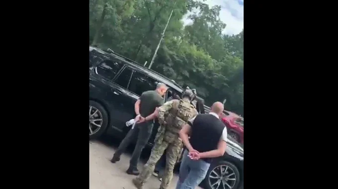 Працівники ДБР затримують Борисова біля чорного BMW на виїзді з Києва
