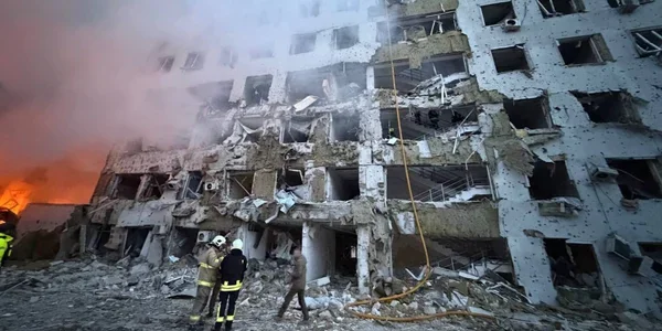 Рятувальники біля зруйнованого багатоквартирного будинку в Нікополі після обстрілу