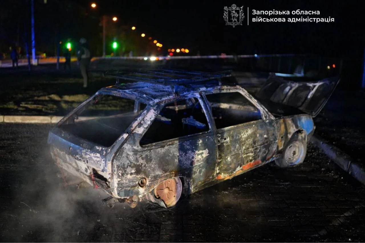Згорілий автомобіль після атаки FPV-дрона РФ під Запоріжжям