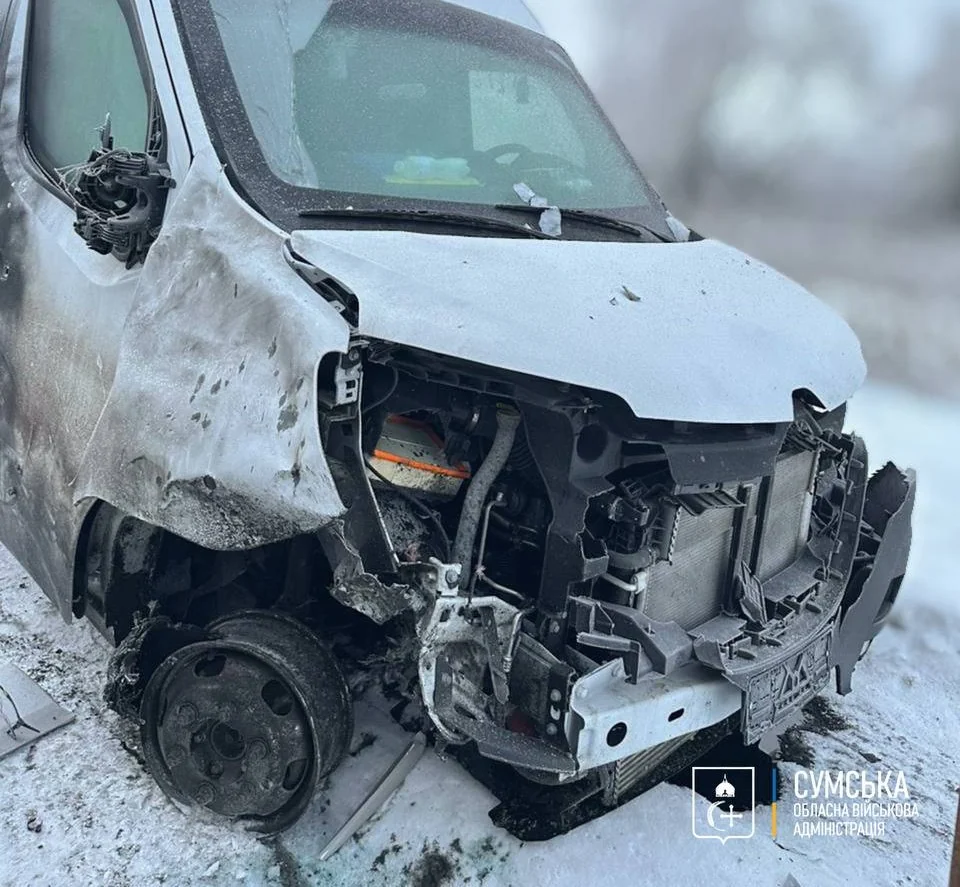 Пошкоджений службовий автомобіль «Білий янгол» після удару дроном на Сумщині