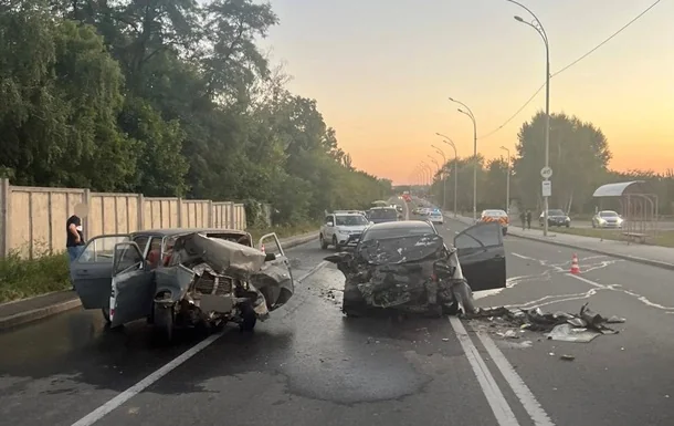 Розбиті автомобілі після смертельної ДТП у Соломянському районі Києва, де загинули четверо