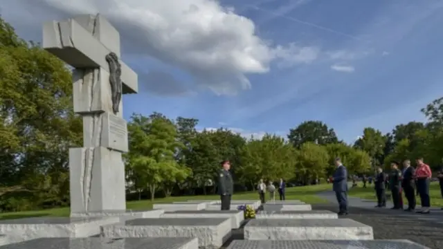 Меморіальний хрест на могилах жертв Волинської трагедії під час вшанування