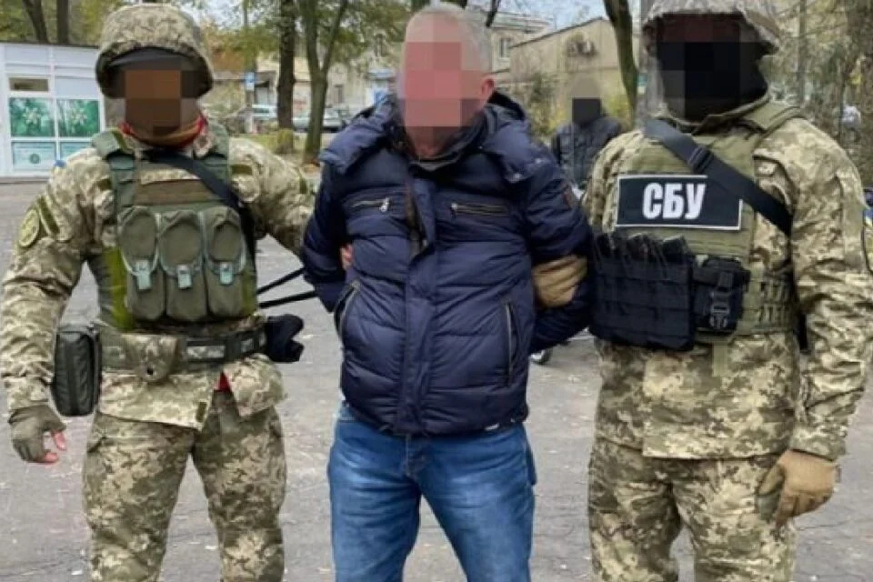 Сотрудники СБУ задерживают предателя из Укрзализныци в Одессе