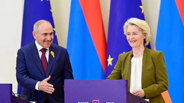 Урсула фон дер Ляєн та Нікол Пашинян на зустрічі щодо підтримки Вірменії
