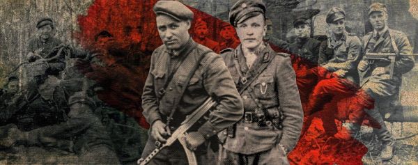 Герої УПА зі зброєю на тлі червоно-чорного прапора в лісі