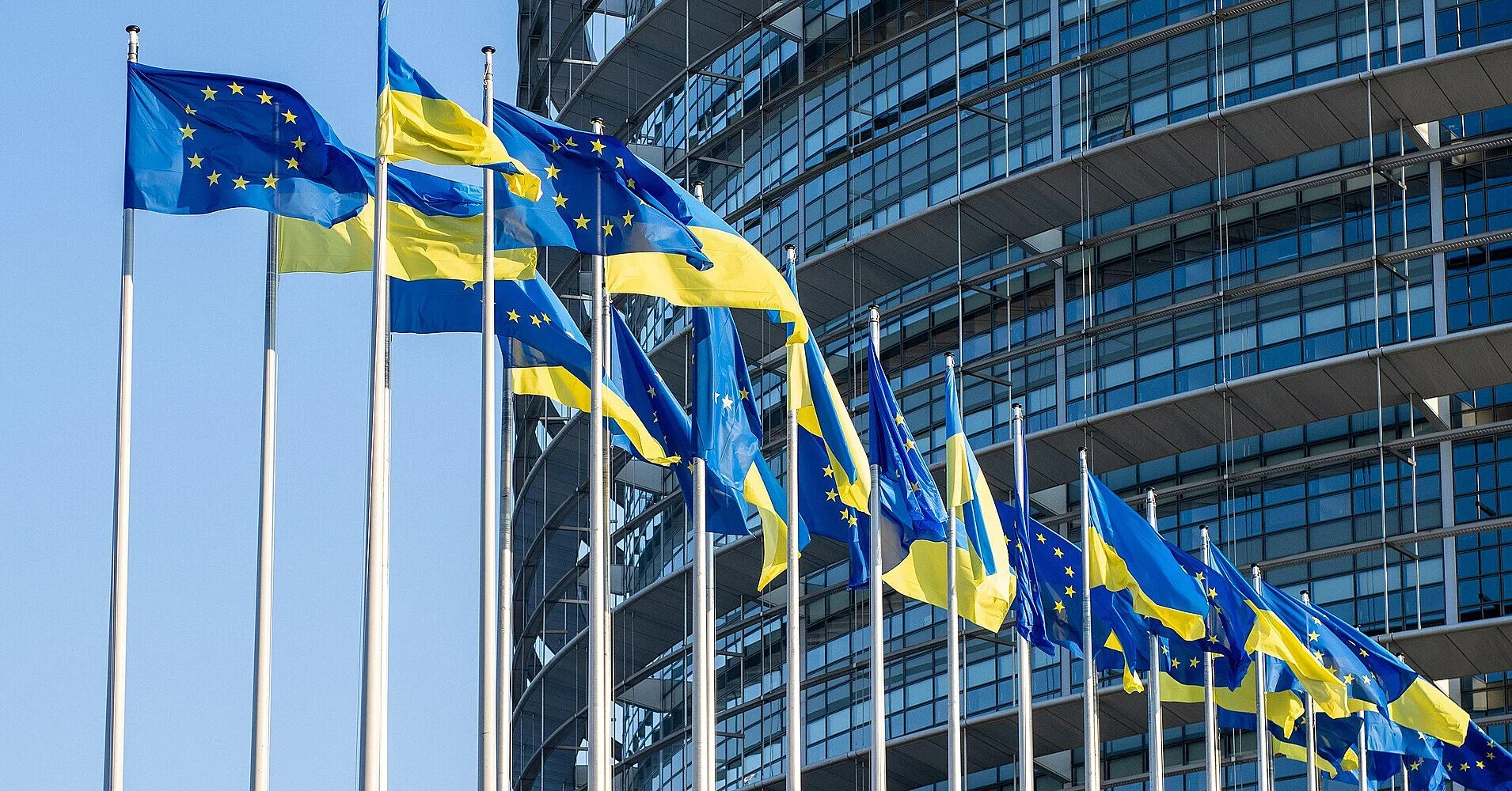 Прапори ЄС та України перед будівлею Ради ЄС у Брюсселі