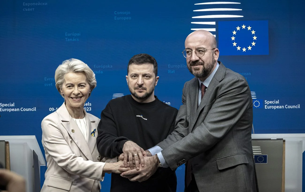 Володимир Зеленський з Урсулою фон дер Ляєн та Шарлем Мішелем на засіданні Європейської ради