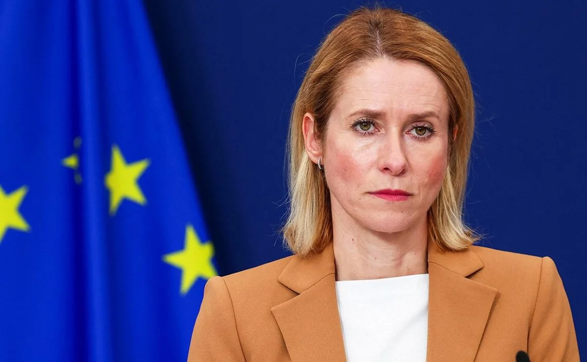 Кая Каллас на тлі прапора ЄС щодо санкцій проти Росії