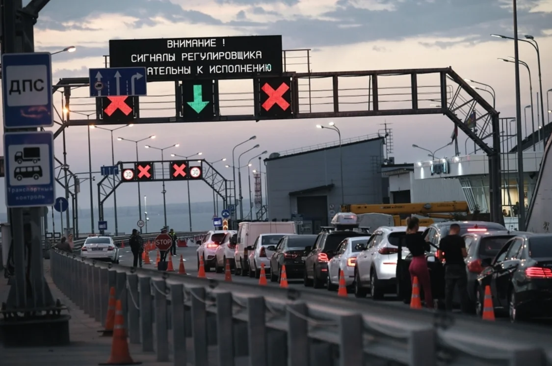 Черга автомобілів на Керченському мосту під час перекриття руху