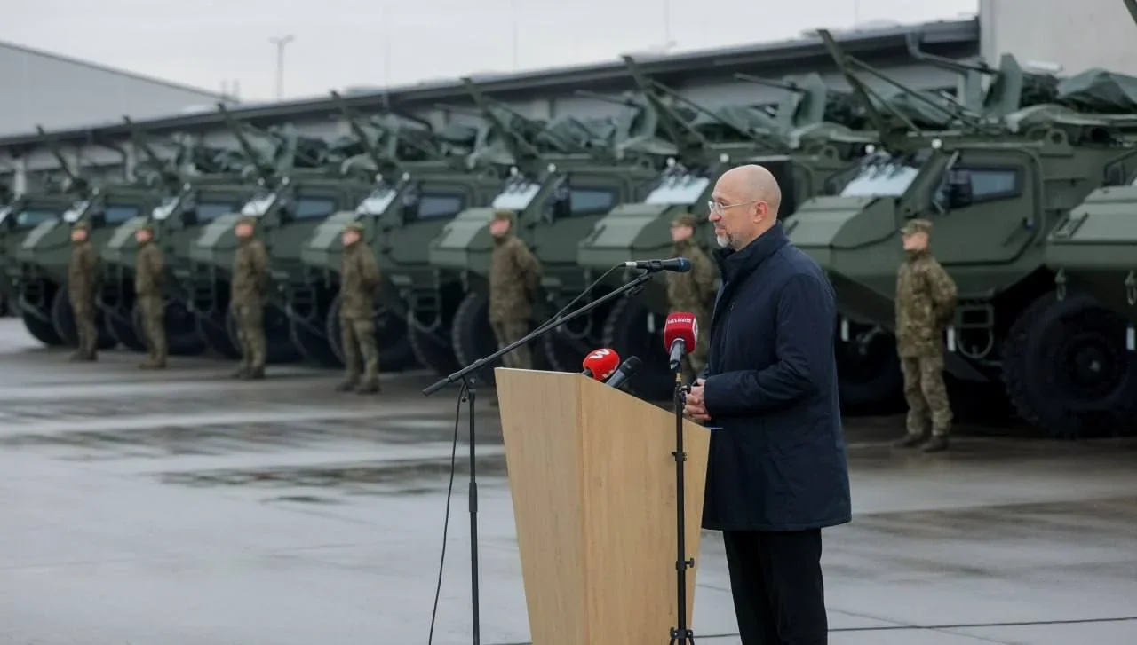 Латвия передала 14 бронемашин 3-му корпусу Украины Министр обороны Латвии Райвис Мелнис передает бронемашины CVRT 3-му корпусу ВСУ