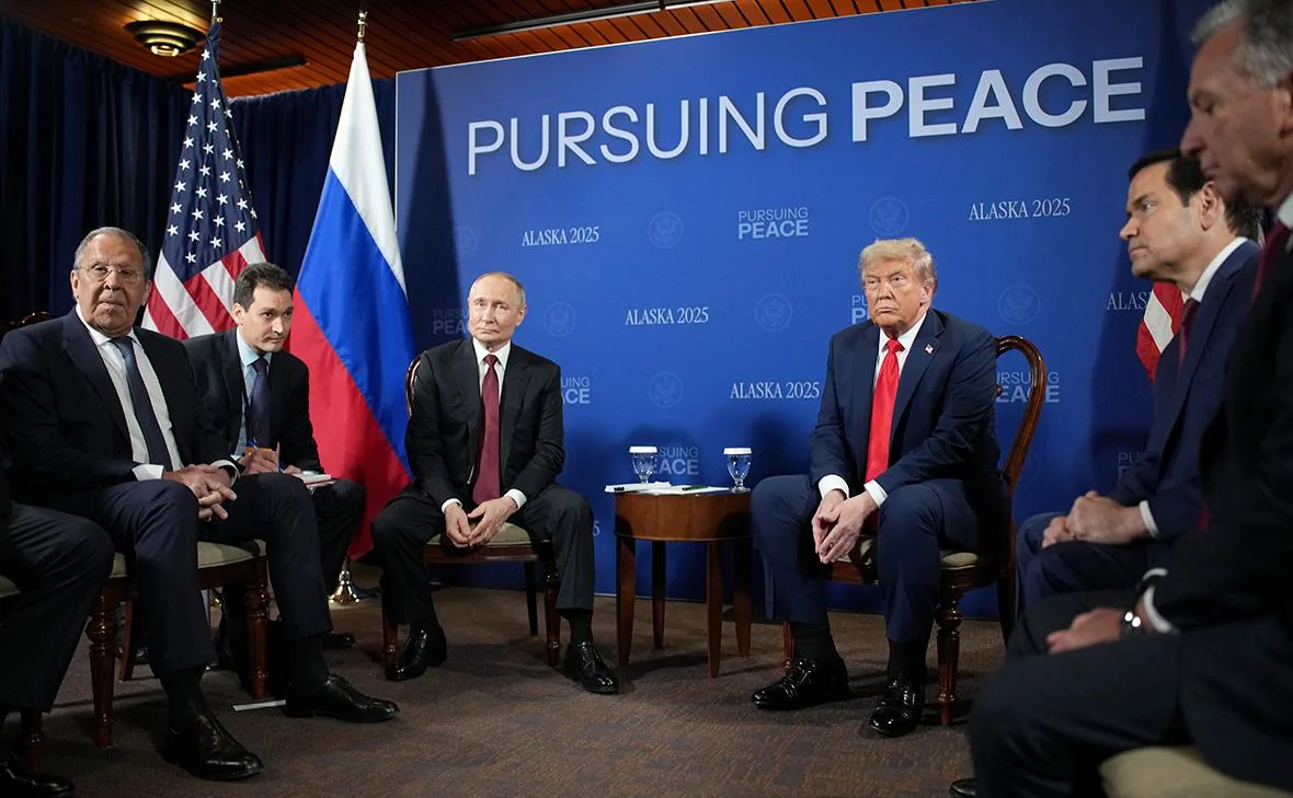 Президенти Путін і Трамп на саміті Аляска 2025 під прапорами США та РФ