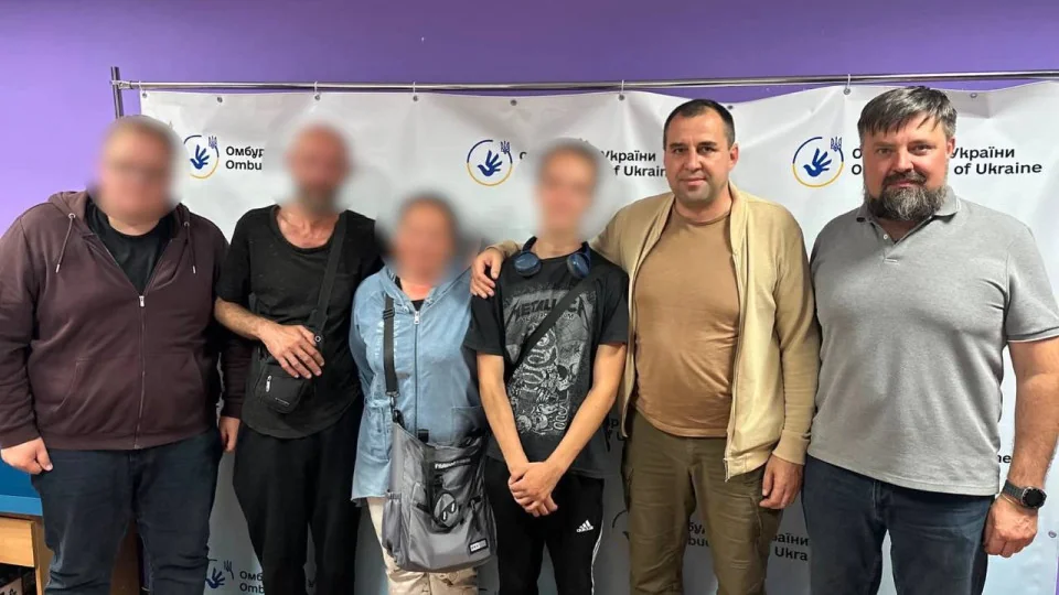 Омбудсман Лубінець із врятованими чоловіками з Миколаївського ТЦК після перевірки