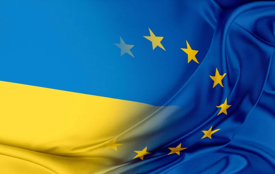 Прапори України та ЄС символізують вступ до Євросоюзу