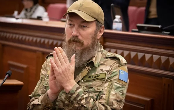 Петер Мадяр у камуфляжі на засіданні парламенту під час переговорів