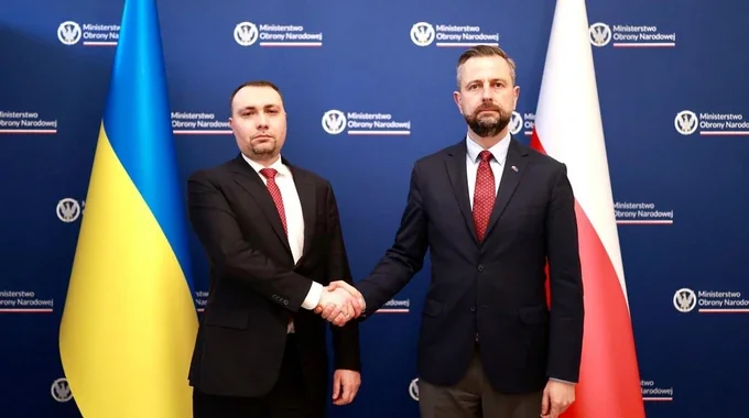 Кирило Буданов і міністр оборони Польщі Владислав Косіняк-Камиш тиснуть руки на зустрічі
