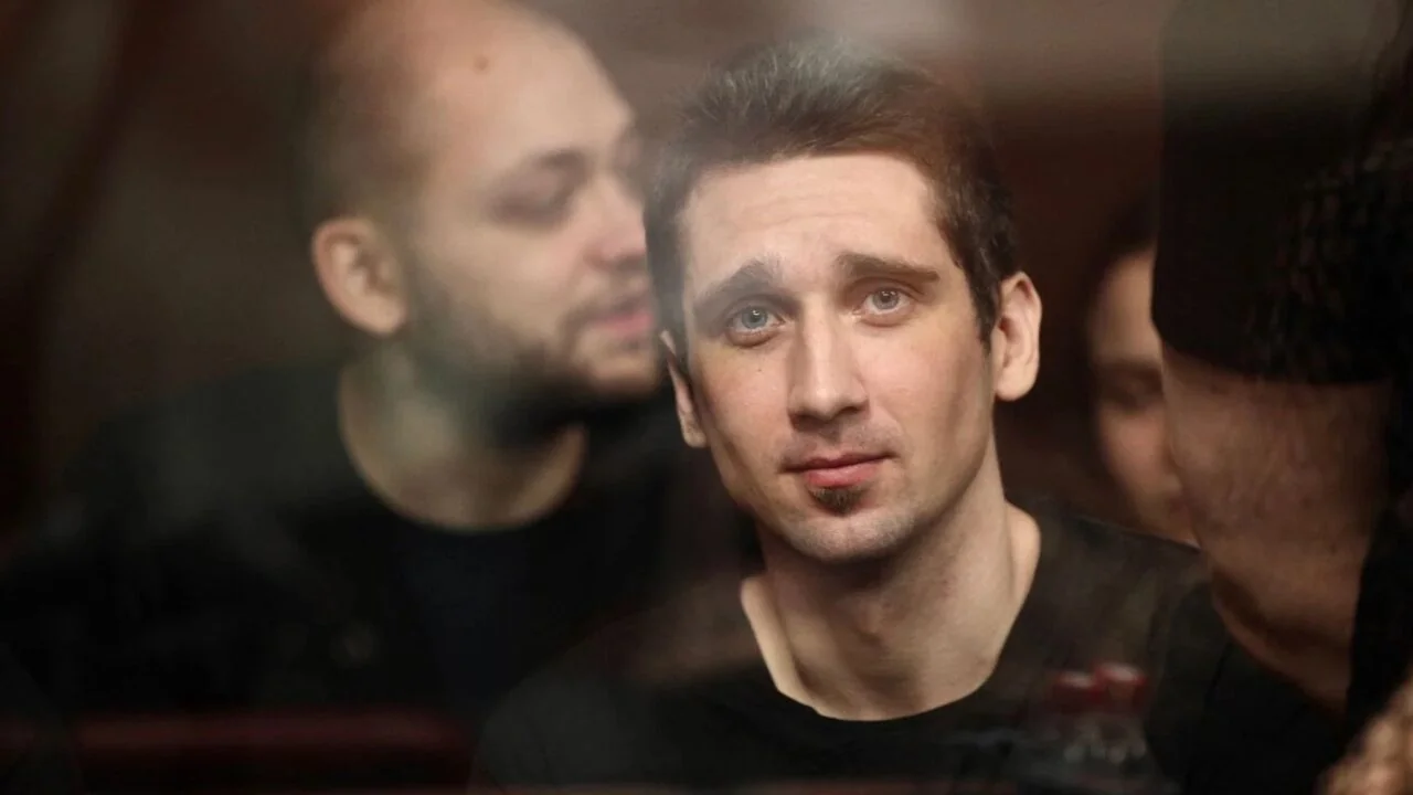 Засуджений 20-річний молодик у залі суду за замах на бійця Азову