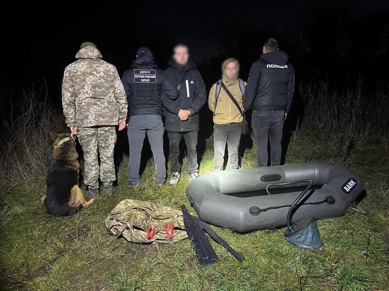 Правоохранители с лодкой и собакой во время операции на границе Закарпатья
