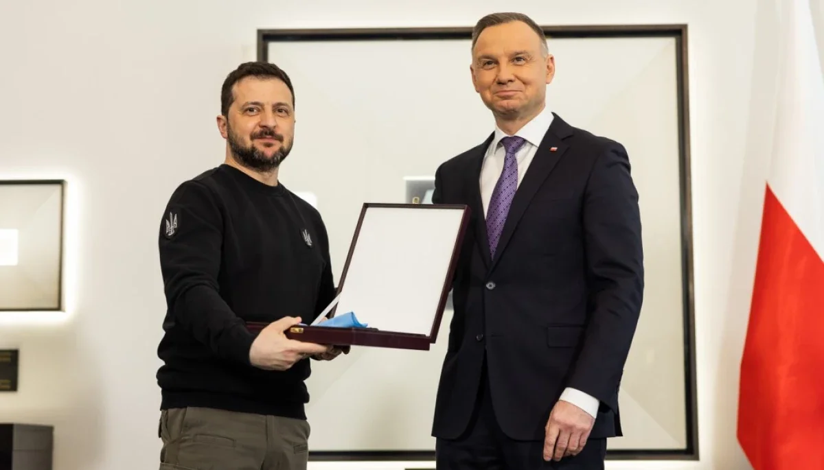 Зеленський тримає орден Білого Орла поряд з польським президентом Дудою