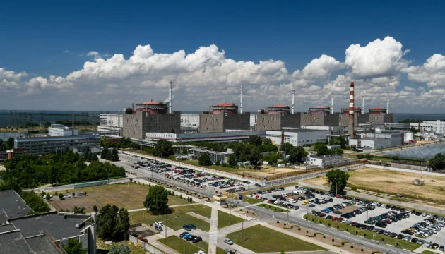 Окупована Запорізька АЕС з реакторними блоками та паркінгом