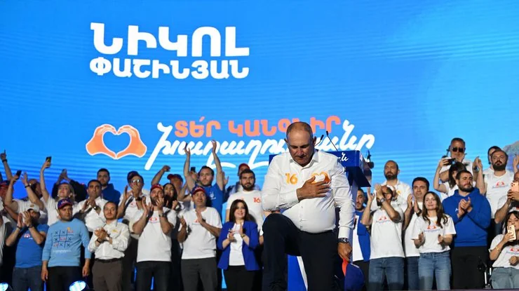 Нікол Пашинян святкує перемогу партії Громадянський договір на виборах у Вірменії