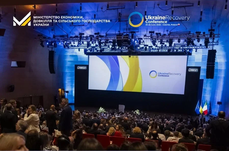 Конференц-зал Ukraine Recovery Conference у Гданську з екраном на сцені