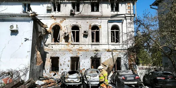 Пошкоджена будівля та розбиті авто в Чернігові після удару дронів РФ
