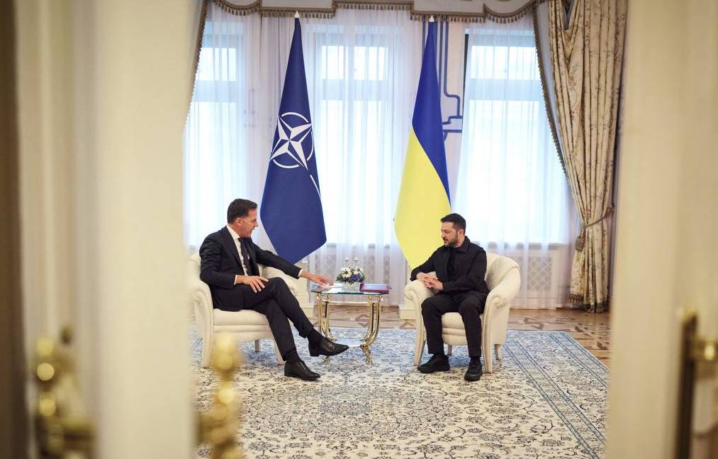 Марк Рютте та Андрій Сибіга під час зустрічі з прапорами НАТО та України