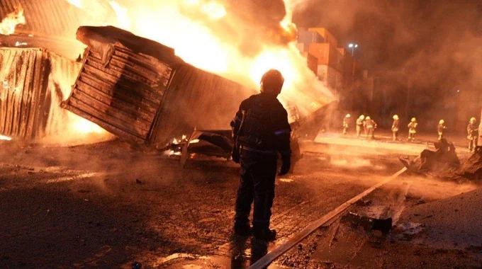 Рятувальники ліквідовують пожежу в будинку після удару БпЛА в Одещині